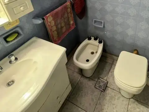 Venta amplio depto de 4 amb (planta alta)