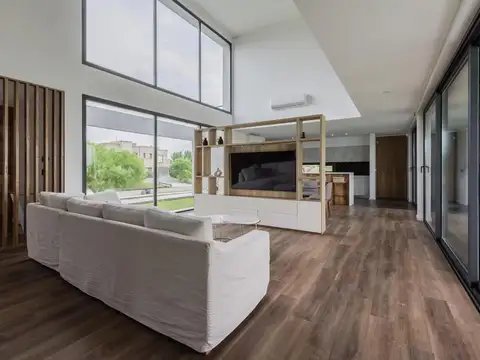 Casa en Venta con 8 cocheras