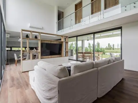 Casa 5 ambientes con 4 baños