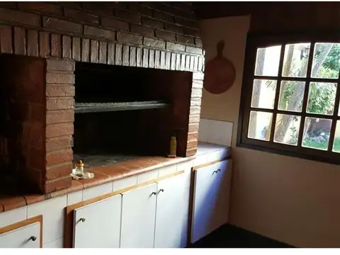 CASA DE 5/6 AMB, CON QUINCHO Y JARDIN , VILLA LURO