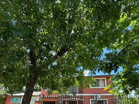 Venta Casa con piscina y departamento arriba