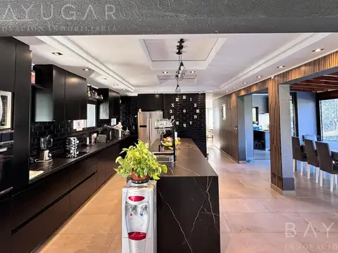 Casa 10 ambientes con 5 baños