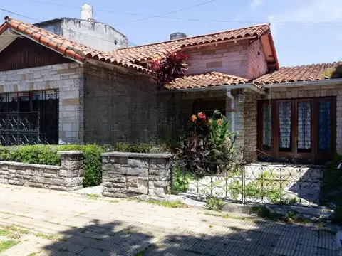 Casa en venta - 2 Dormitorios 1 Baño - Ciudadela