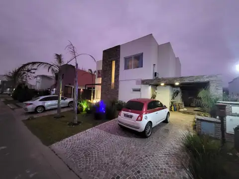 Casa en venta - 5 Dormitorios 3 Baños - Pilar