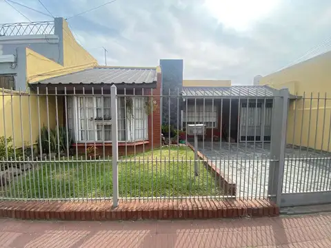 VENTA CASA 4 AMB. BERAZATEGUI C/PARQUE Y PILETA.