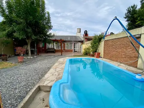 VENTA CASA 4 AMB. BERAZATEGUI C/PARQUE Y PILETA.