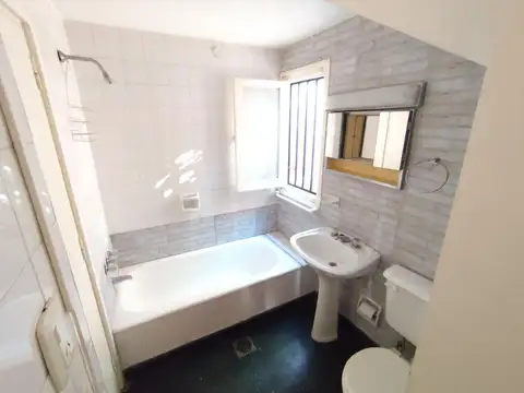 Casa 6 ambientes con 2 baños