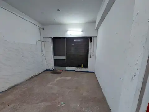 Gran local comercial con excelente amplitud de 100m2 y múltiples usos