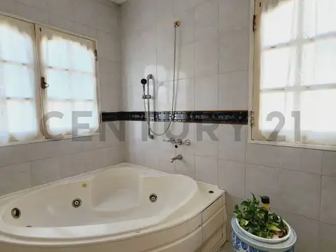VENTA CASA 5 AMB PILETA QUINCHO TERRAZA PERMUTA