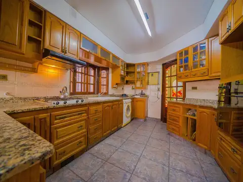 Casa en Venta con 2 cocheras