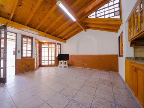 Casa 7 ambientes con 2 baños