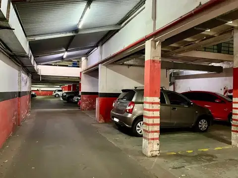 VENTA COCHERA  MUY CERCA DEL CONGRESO -  PORTON AUTOMATICO