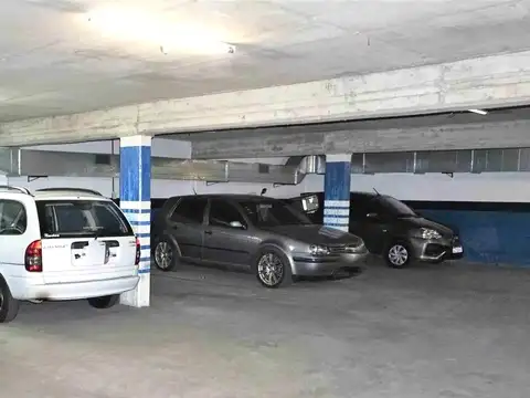 VENTA COCHERA  MUY CERCA DEL CONGRESO -  PORTON AUTOMATICO