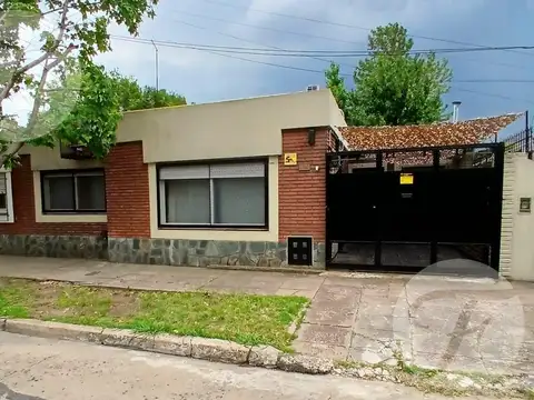 PH 4 Ambientes al Frente con cochera y Patio en Castelar Norte ACEPTA PERMUTA