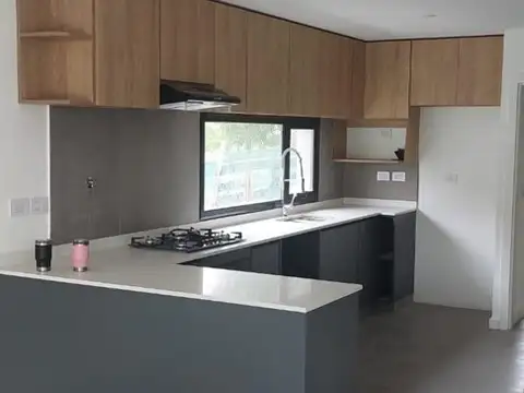 Casa 4 ambientes con 2 baños