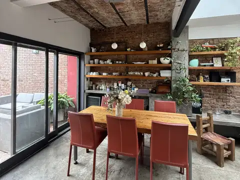 EXCEPCIONAL CASA DESARROLLADA EN DOS PLANTAS, JARDIN, PISCINA, 5 AMBIENTES Y DEPENDENCIAS. COCHERA CUBIERTA