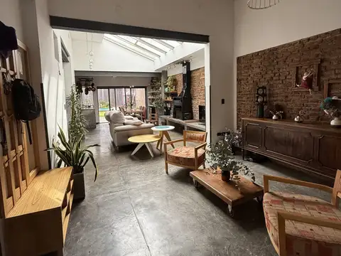 EXCEPCIONAL CASA DESARROLLADA EN DOS PLANTAS, JARDIN, PISCINA, 5 AMBIENTES Y DEPENDENCIAS. COCHERA CUBIERTA