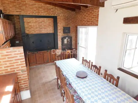 Casa 6 ambientes con 2 baños