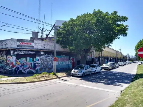Deposito 325m² sobre 540m² de terreno en la Col. Este esq. Spadaccini. Escobar.