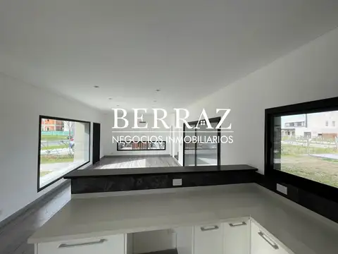 Casa en Venta con 5 cocheras