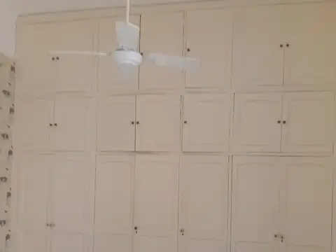 PH 2 ambientes con patio. Cocina separada. Amplios placares. Lavadero. A 2 cuadras Bvard Charcas.