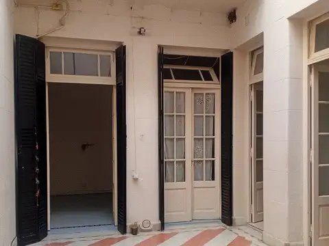 PH 2 ambientes con patio. Cocina separada. Amplios placares. Lavadero. A 2 cuadras Bvard Charcas.