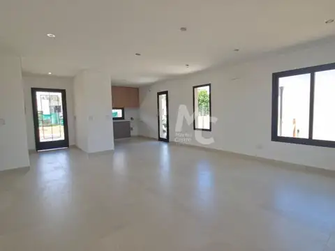 Casa 5 ambientes con 2 baños