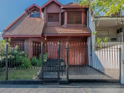 CASA 4 DORMITORIOS. JARDIN - PILETA - PARRILLA - COCHERAS. BANFIELD.
