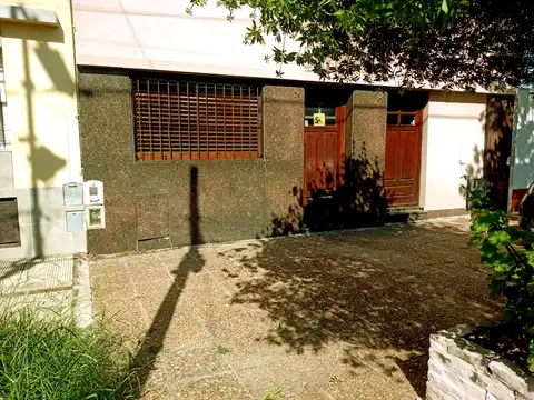 DEPARTAMENTO 4 AMBIENTES TIPO CASA CON PATIO, TERRAZA Y QUINCHO. C. LARRALDE 71 AVELLANEDA.