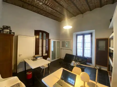 Oficina 8 ambientes con 4 baños