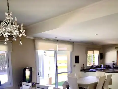 Casa en Alquiler con 4 cocheras