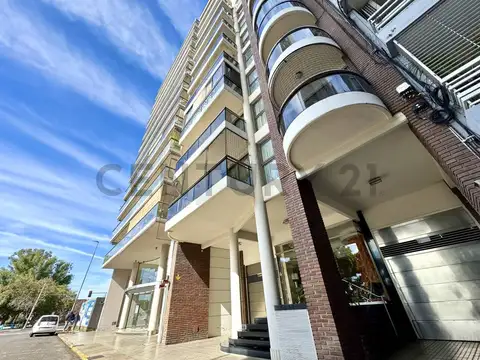 Piso exclusivo con vista plena al río – 3 dormitorios, 2 cocheras, quincho y más