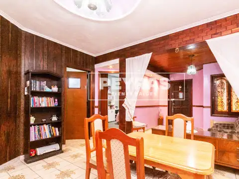 Casa con Cochera, Parque y Quincho