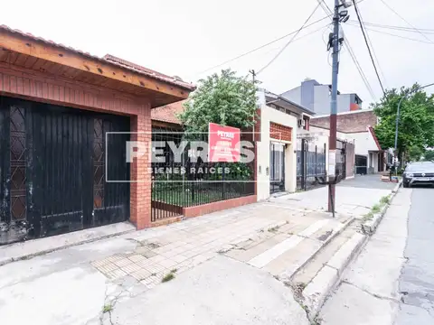 Casa con Cochera, Parque y Quincho