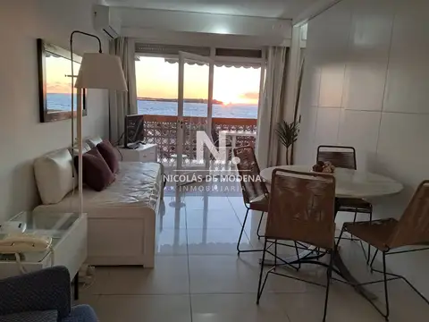 Vende apartamento de 1 dormitorio en edificio frente al mar, Playa Mansa Punta del Este