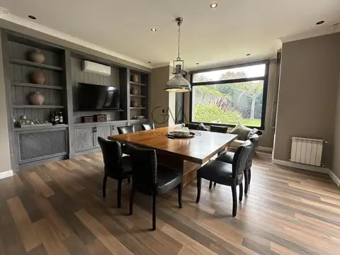 Casa en Venta con 2 cocheras