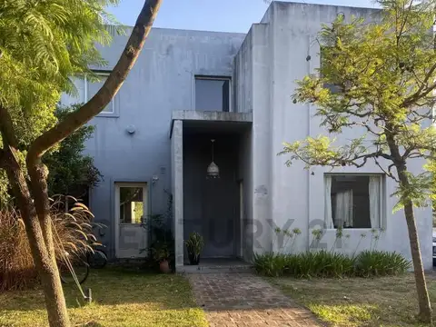 CASA EN VENTA- BARRIO JACARANDA- 7 AMBIENTES