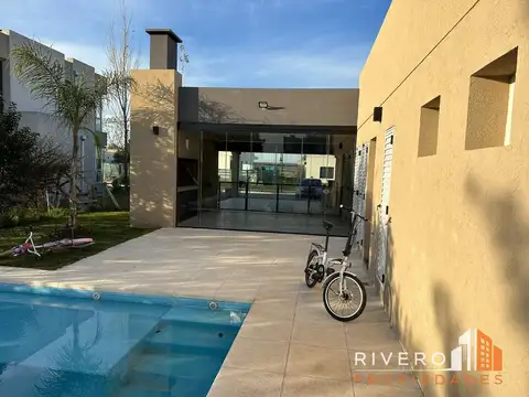 Casa en Alquiler con 2 cocheras