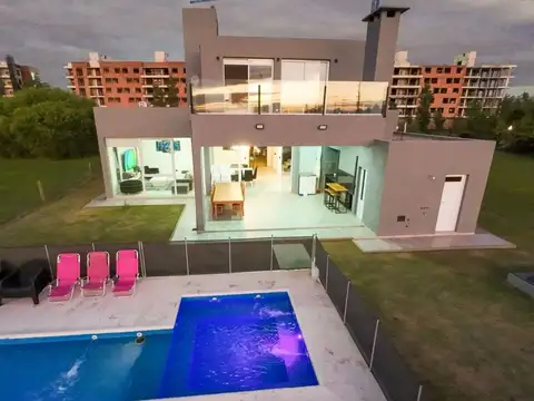 VENTA CASA DE DISEÑO EN LOS PASOS 2