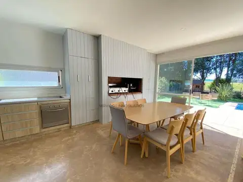 Casa 4 ambientes con 2 baños