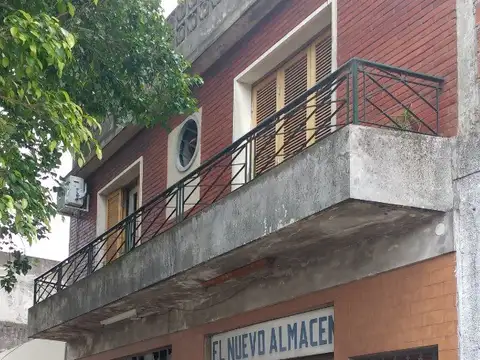 PH de 5 amb. en planta alta, con dos cocinas y dos baños, apta dos familias! Más dos locales amp. 