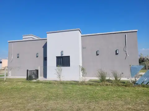 CASA EN BARRIO PRIVADO DE BRANDSEN U$S 175.000.-