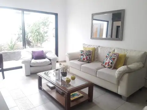 Casa 10 ambientes con 3 baños