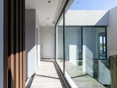 Casa 9 ambientes con 4 baños