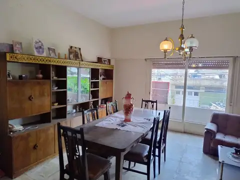 Casa 8 ambientes con 3 baños