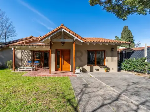 VENTA CASA 4 AMBIENTES CON DEPENDENCIA, QUINCHO Y PISCINA EN DON TORCUATO.