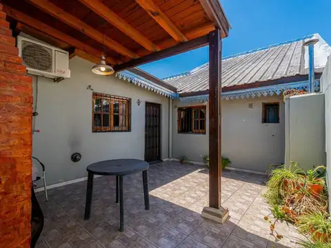 CASA DE PASILLO EN VENTA 2 DORMITORIOS