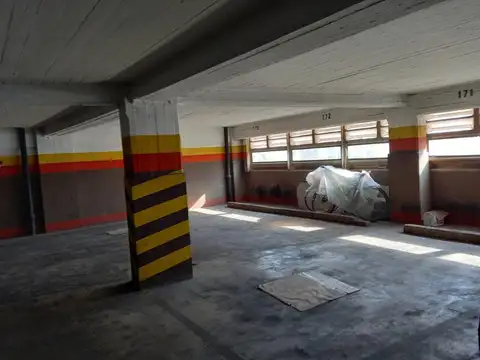 amplia cochera doble fija y cubierta