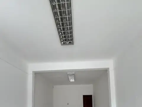 Excelente Local sobre Av. 25 de Mayo