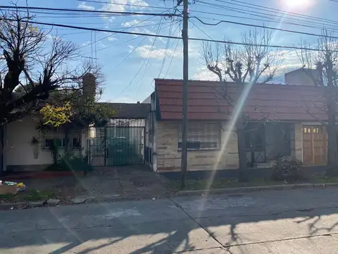 DEPARTAMENTO TIPO CASA 5 AMBIENTES Y DOS BAÑOS.-